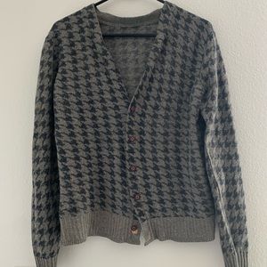 GREY HOUNDSTOOTH PRINT CARDIGAN.